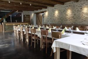 A restaurant or other place to eat at Smrekarjeva Domačija