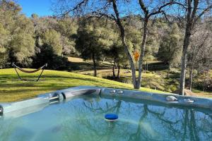 The swimming pool at or close to Mountain Haven: Wi-Fi, Luxe Views, Hot Tub close to Bass Lake, Yosemite