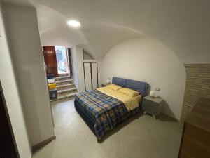 1 dormitorio con 1 cama con edredón azul en Casa Cinzia indipendente, en San Martino in Pensilis