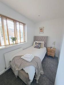 Postel nebo postele na pokoji v ubytování Beachwood House, Modern 2-Bed Home - Parking for 2 Vehicles