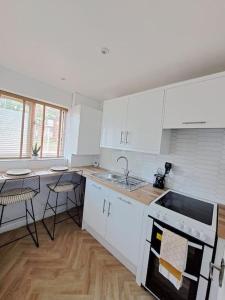 Kuchyň nebo kuchyňský kout v ubytování Beachwood House, Modern 2-Bed Home - Parking for 2 Vehicles