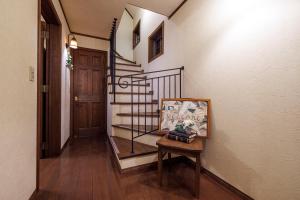 Sekimachi的住宿－アンティークス岐阜関 Antiques Gifu Seki，走廊设有楼梯和一张带照片的桌子