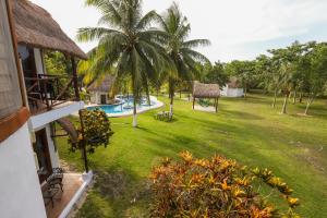 una vista aérea de un patio con piscina en Mayan Secret Hotel Boutique, en Chetumal