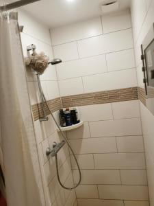 una doccia con soffione in un bagno di Ferienwohnung mit Garten und terasse Münsingen a Münsingen 1 altra foto