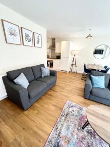 Ruang duduk di Modern spacious 2 bed Apartment, close to Gunwharf Quays & Historic Dockyard - Balcony, Smart Tv, Free Parking, WiFi, Double or single beds