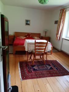 1 dormitorio con mesa y 1 cama en Ferienwohnung im alten Zollhaus en Dellach