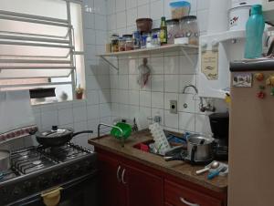 cocina con fregadero y fogones horno superior en Casa para temporada - Campos do Jordão, en Campos do Jordão