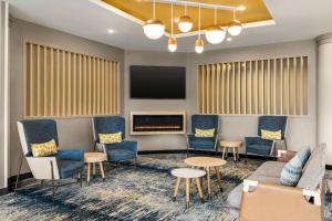 Et sittehjørne på TownePlace Suites by Marriott Harrisburg West/Mechanicsburg