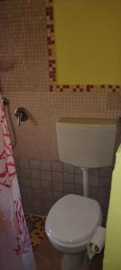een badkamer met een wit toilet bij Casa Alisea in Castellaneta