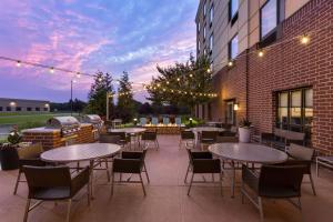 een patio met tafels en stoelen voor een gebouw bij TownePlace Suites by Marriott Harrisburg West/Mechanicsburg in Mechanicsburg