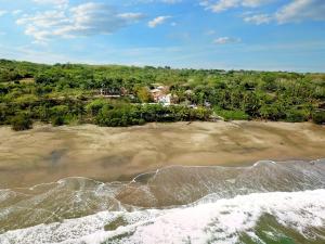 eine Luftansicht auf die Küste eines Strandes in der Unterkunft OP Apartahotel Pedasí Ocean Properties in Pedasí Town