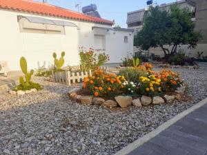 un jardín con flores frente a una casa en Michael's Greek House, en Argos