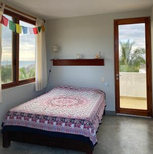 1 dormitorio con cama y ventana con vistas en La casa blanca b&b, en Vichayito