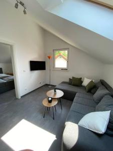 ein Wohnzimmer mit einem Sofa und einem Tisch in der Unterkunft Ferienwohnung Valentin in Passau