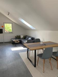 ein Wohnzimmer mit einem Tisch und einem Sofa in der Unterkunft Ferienwohnung Valentin in Passau