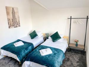 twee bedden naast elkaar in een kamer bij Perfect for Contractors & Families! 7 Beds Free Parking in Birmingham