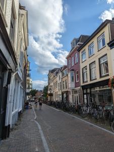 uma rua de calçada numa cidade com edifícios em Monumental gem in the heart of Utrecht City em Utrecht