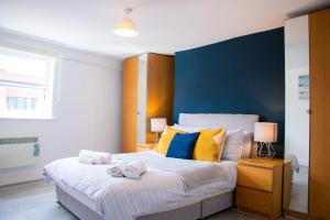een slaapkamer met een groot bed en handdoeken bij Cozy Flat Reading City Centre Available for Contractors in Reading