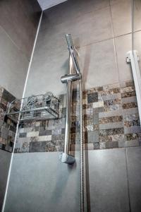 een douche in een badkamer met een glazen deur bij Cozy Flat Reading City Centre Available for Contractors in Reading