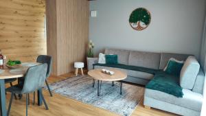 フラブシツェにあるApartmán C2 Hrabušiceのソファとテーブル2つがあるリビングルーム