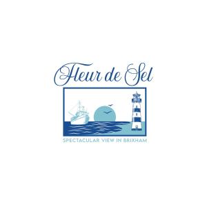 ein Leuchtturm und ein Boot im Ozean in der Unterkunft Fleur de Sel - Upside Down Cottage with Spectacular View & Parking in Brixham