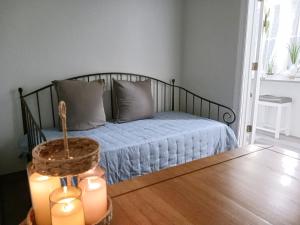 een slaapkamer met een bed met blauwe lakens en kussens bij La Villita - Gateway to Chicago in Chicago