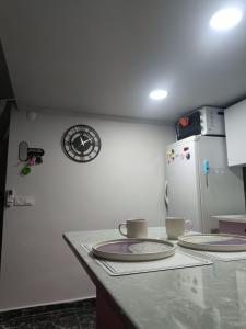 uma cozinha com um balcão com dois pratos e um frigorífico em Doğayla iç içe huzur dolu deneyim em Muğla