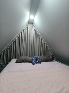 Una cama con dosel con una corbata azul de moño. en Doğayla iç içe huzur dolu deneyim, en Muğla