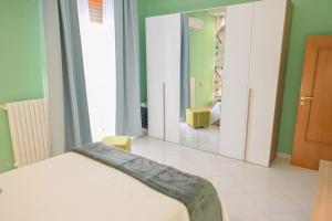 um quarto com uma cama e um espelho grande em giardini di alabastro em Corato