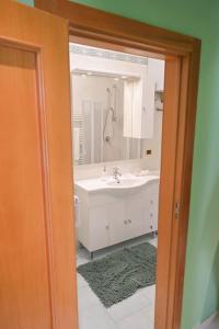 uma casa de banho com um lavatório e um espelho em giardini di alabastro em Corato