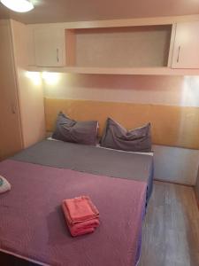 マルツァメミにあるVilla Ambra Marzamemiの小さなベッドルーム(赤い袋付きのベッド付)