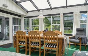 Χώρος καθιστικού στο Gorgeous Home In Glesborg With Kitchen