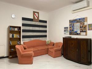 Casa Mi Tu في جينوا: غرفة معيشة مع أريكة ورف كتاب