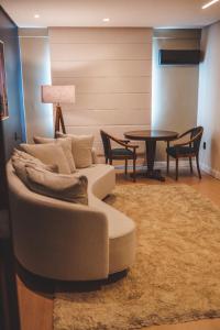 a living room with a couch and a table at Hotel Serrano in Campina Grande