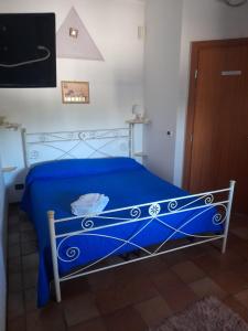 マルツァメミにあるVilla Ambra Marzamemiのベッド(青い毛布付)