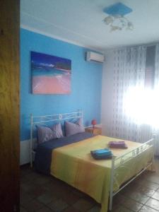 マルツァメミにあるVilla Ambra Marzamemiの青い壁のベッドルーム1室