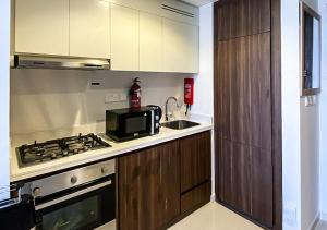 Kuchyň nebo kuchyňský kout v ubytování MH- Lovely One Bedroom Apt Reva Residence Ref 24021