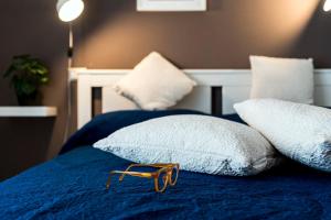 維拉西繆斯的住宿－Patty's room，床上一双眼镜,床上放着枕头