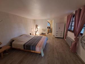 1 dormitorio con 1 cama y 1 silla en Bas de villa au chant des cigales en Lorgues