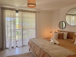 a bedroom with a large bed and a large window at Appartement duplex Kakoon Saint Martin Anse Marcel in Anse Marcel 