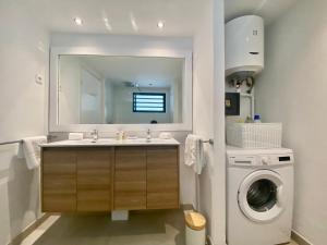 uma casa de banho com um lavatório e uma máquina de lavar roupa em Appartement duplex Kakoon Saint Martin Anse Marcel em Anse Marcel 