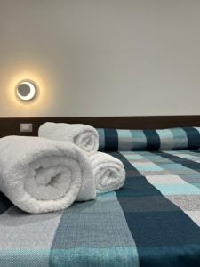 una pila de toallas en el suelo de una habitación en Centopassidamare, en Formia