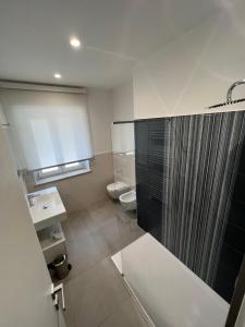 uma casa de banho com um chuveiro e um WC. em Centopassidamare em Formia