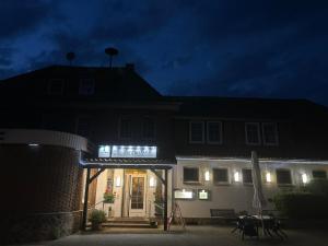 een huis met een verlichte veranda in de nacht bij Altenmedinger Hof in Altenmedingen