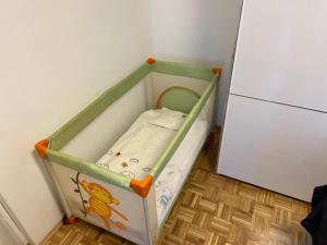 Apartment 7 في إيزولا: سرير صغير في غرفة مع ثلاجة