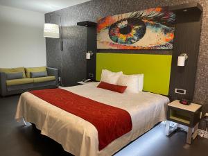 una habitación de hotel con una cama y una pintura de un ojo en Lindsay Inn, en Lindsay