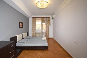 een slaapkamer met een bed in een kamer met een raam bij Armenak Apartment Северный проспект,Northern Avenue in Jerevan