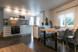 eine Küche mit einem Tisch und Stühlen im Zimmer in der Unterkunft Inn Joy Apartments - Sankt Gallen West in St. Gallen