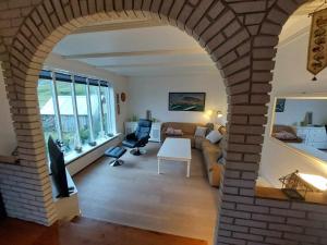 FunningsfjørðurFjord Guesthouse的带沙发和桌子的客厅