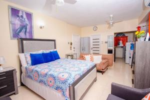 1 dormitorio con 1 cama y sala de estar en Ocho Rios Ocean View Sleeps1-2, en Ocho Ríos